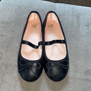 H&M black slip on ballet flats, size 28 (10.5 tod)